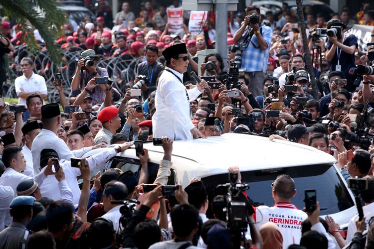 Prabowo Subiantomenyapa pendukungnya usai resmi mendaftarkan diri sebagai bakal capres di Komisi Pemilihan Umum RI, Jakarta, Jumat, (10/8/2018).