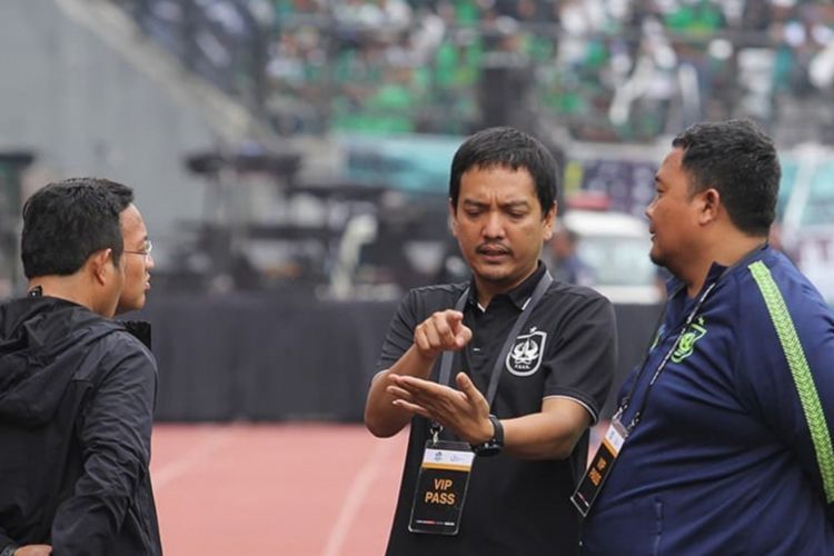 CEO PSIS Semarang, Yoyok Sukawi (tengah).