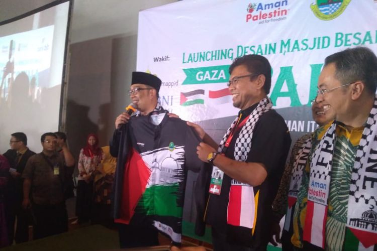 Gubernur Jawa Barat Ridwan Kamil dalam peluncuran desain masjid untuk Gaza, Palestina di Bandung, Minggu (27/1/2019).