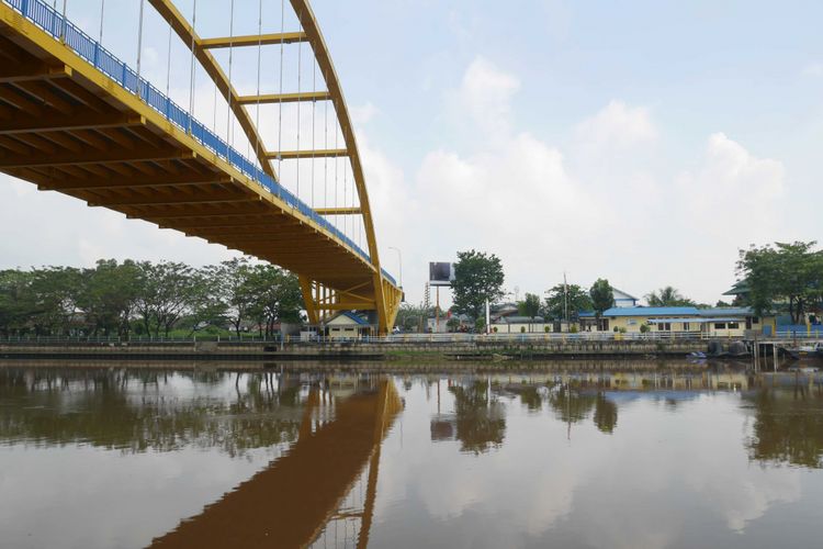 Jembatan penghubung di atas aliran Sungai Siak, Pekanbaru, Riau, Sabtu (9/3/2018).