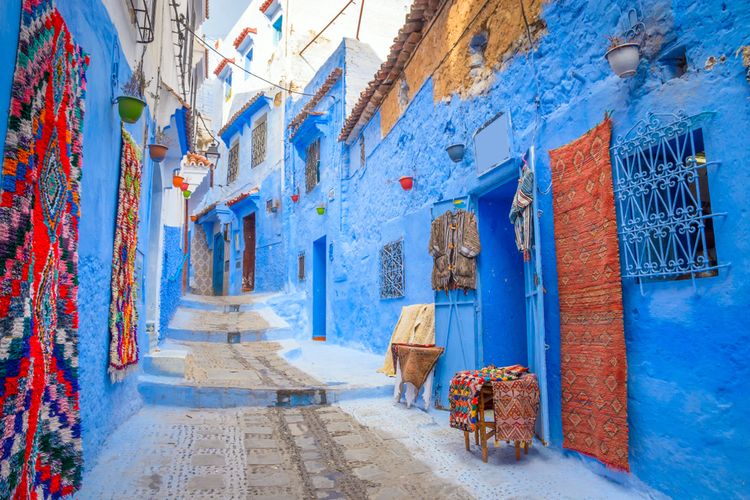 Kota mungil Chefchaouen di Maroko, Afrika. Kota berusia tua ini menjadi saksi atas keragaman budaya, termasuk umat Islam dan Yahudi yang tinggal bersama di dalamnya. 