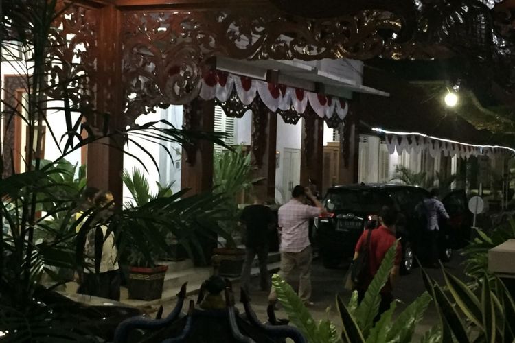 Para penyidik KPK meninggalkan rumah dinas Bupati Pamekasan setelah melakukan penggeledahan.