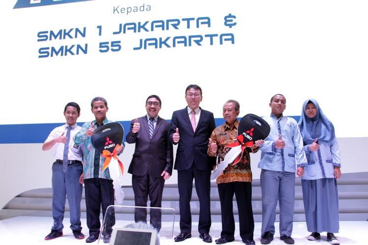 Krama Yudha Tiga Berlian Motors (KTB) menyerahkan dua unit Colt Diesel kepada SMK Negeri 1 Jakarta dan SMK Negeri 55 Jakarta di stan Mitsubishi Fuso di Gaikindo Indonesia International Commercial Vehicle Expo (Giicomvec), Jumat (2/3/2018). 