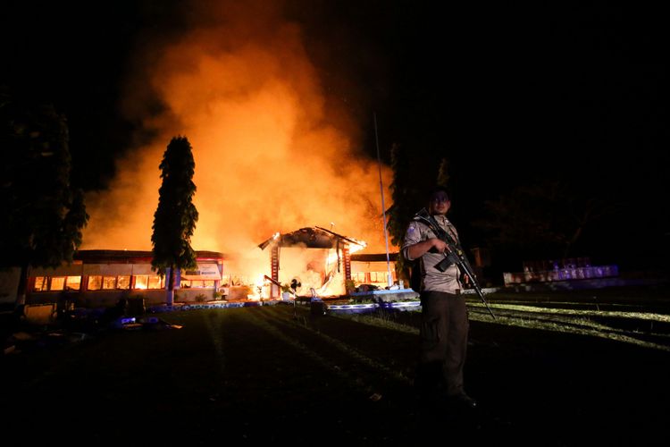 Kebakaran di Rumah Tahanan Donggala, Sulawesi Tengah, Minggu (30/9/2018) pasca kerusuhan tahanan. Kerusuhan dipicu permintaan narapidana dan tahanan dibebaskan untuk menemui keluarga yang terkena musibah gempa tidak dipenuhi. Sekitar 100 tahanan dikabarkan melarikan diri.