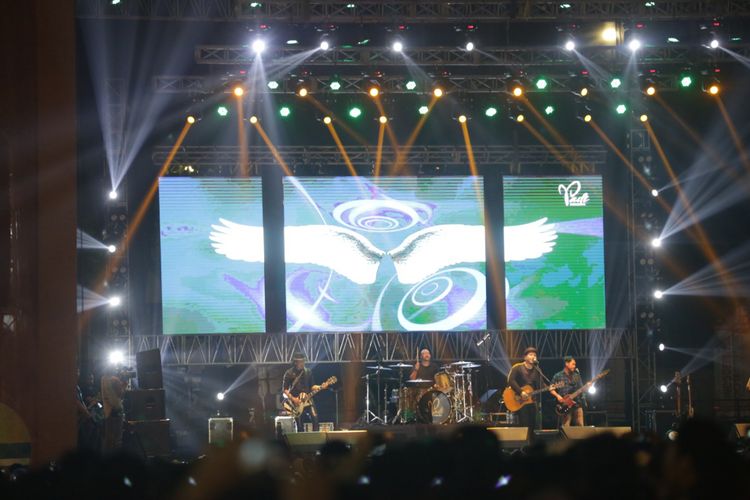 Penampilan PADI Reborn saat di acara The 90s Festival di Gambir Expo Kemayoran, Jakarta, Sabtu (10/11/2018). Festival musik ini menghadirkan sejumlah band yang eksis pada tahun 90an diantaranya Padi, Sheila On 7, Rif, Wayang dan lain-lain.