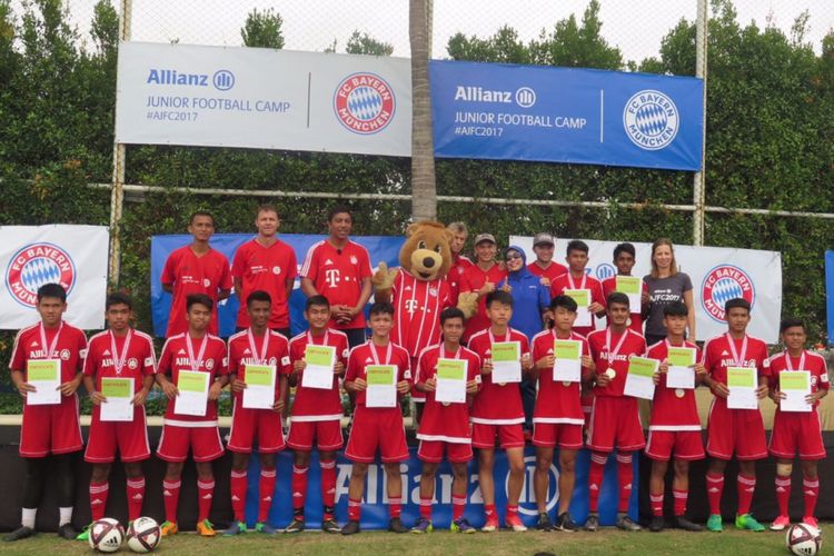 Para peserta seleksi Allianz Junior Football Camp 2017 (AJFC) berfoto bersama tim pembina dari Bayern Muenchen.