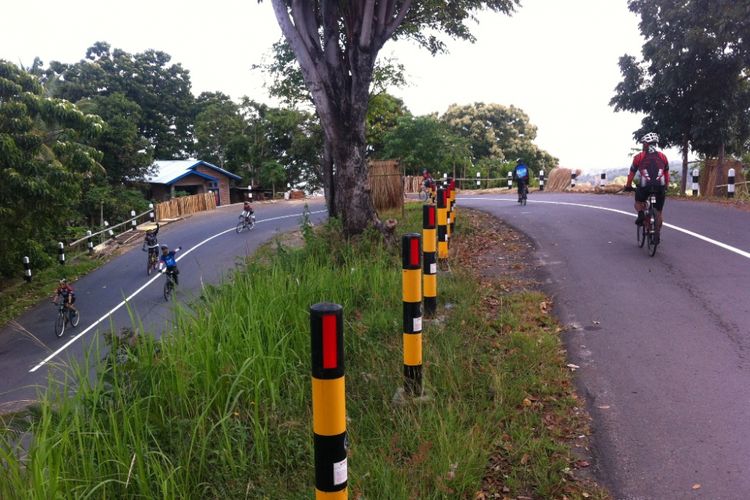 Para pesepeda Jelajah Sepeda Flores yang digelar Kompas ketika melintasi etape IV dari Bajawa menuju Ruteng, NTT.
