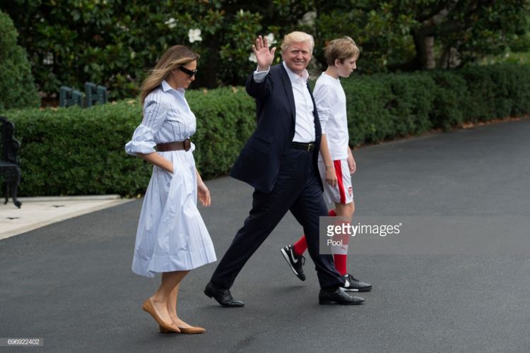 Melania, Donald Trump dan Baron Trump saat meninggalkan Gedung Putih menuju Camp David, 17 Juni 2017. Foto ini dipakai meme menyerang Trump karena Baron mengenakan sepatu Nike.
