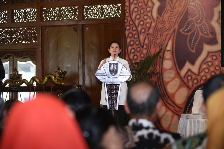 Menko PMK Puan Maharani saat memberikan sambutan kepada para penerima bantuan pemerintah di Pendapi Agung Kota Surakarta, Surakarta, Jumat (9/11/2018).