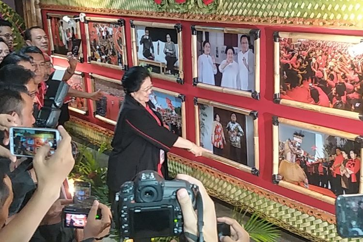 Ketua Umum PDI-P Megawati Soekarnoputri mengunjungi sebuah pameran foto di sela-sela Kongres V PDI-P, Hotel Grand Inna Bali Beach Sanur, Jumat (9/8/2019).