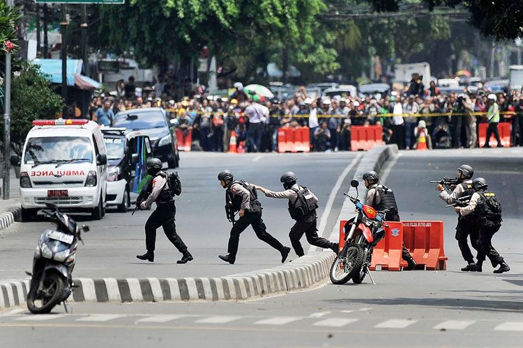 Aparat kepolisian berusaha mendekati tempat terjadinya ledakan dan penembakan di Jalan MH Thamrin, Jakarta Pusat, Kamis (14/1/2016).