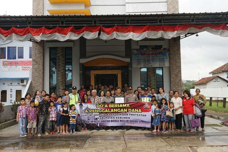 Puluhan jemaat gereja di Kebumen, Jawa Tengah gelar doa bersama dan turun ke jalan untuk menggalang dana sosial kepada etnis Rohingya, Minggu (10/9/2017).