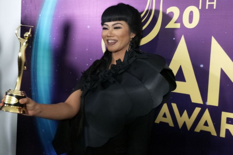 Yura Yunita setelah meraih penghargaan Anugerah Musik Indonesia (AMI) Awards 2017 yang digelar Teater Garuda TMII, Jakarta Timur, Kamis (16/11/2017) malam. 