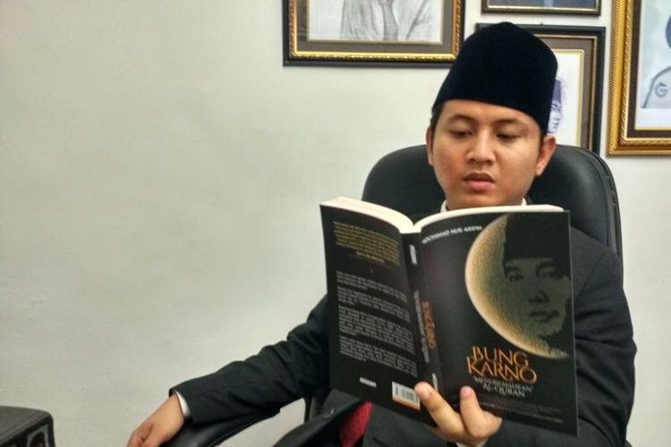 Wakil Bupati Trenggalek Muhammad Nur Arifin di ruang kerja menunjukkan karya tulisnya.