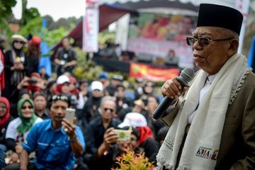 Calon Wakil Presiden nomor urut 01 Maruf Amin memberikan pidato politiknya kepada relawan Jokowi-Maruf Amin saat kampanye di Desa Cigugur Girang, Parongpong, Kabupaten Bandung Barat, Jawa Barat, Minggu (20/1/2019). Dalam kampanyenya, Maruf Amin juga membuka bazaar hasil bumi dari relawan Jokowi-Maruf Amin. ANTARA FOTO/Raisan Al Farisi/ama.