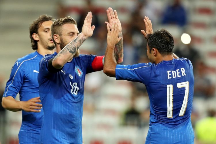 Daniele De Rossi (tengah) dan Eder (kanan) merayakan gol Italia ke gawang Uruguay pada partai uji coba di Stadion Allianz Riviera, Nice, Rabu (7/6/2017).