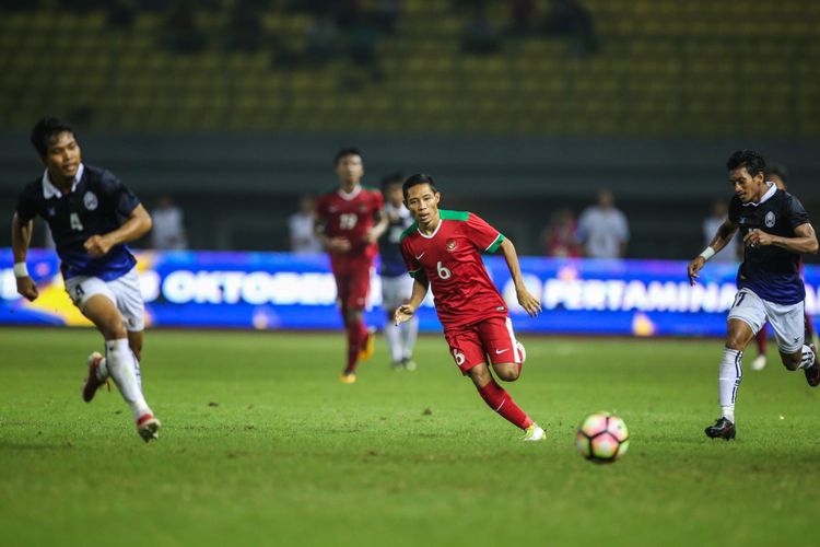 Pemain timnas Indonesia E Dimas merebut bola dengan pemain timnas Kamboja di Stadion Patriot Candrabaga, Bekasi, Jawa Barat, Rabu (4/10/2017). Timnas Indonesia menang 3-1 melawan Timnas Kamboja.