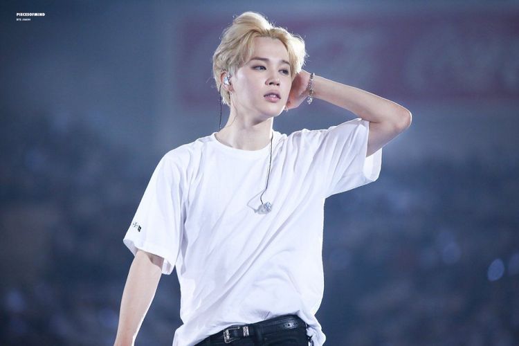 Jimin BTS memiliki kebiasaan menyibak rambutnya, tak terkecuali saat tampil di panggung,