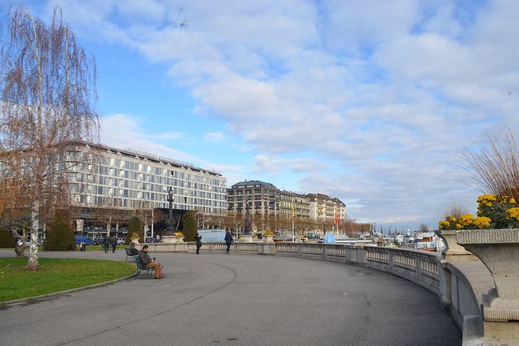 Deretan hotel-hotel papan atas di pinggir Danau Geneva