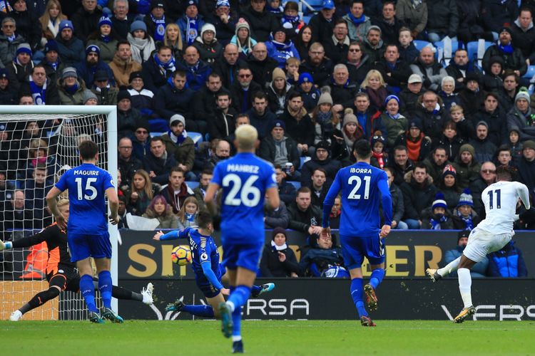 Striker Crystal Palace asal Pantai Gading, Wilfried Zaha (kanan), melepaskan tembakan untuk mencetak gol kedua timnya ke gawang Leicester City pada pertandingan Premier League di King Power Stadium, Leicester, Sabtu (16/12/2017).