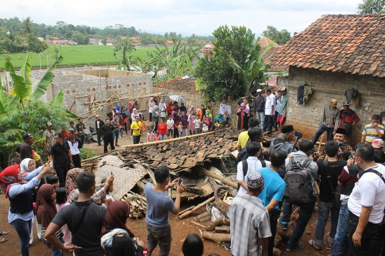 Calon Wakil Gubernur Jawa Barat asal Partai Golkar dan Demokrat Dedi Mulyadi, menyambangi langsung rumah pasutri yang memiliki 14 anak di Cianjur,  Minggu (21/1/2018).