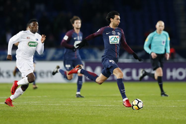 Gelandang Paris Saint-Germain asal Argentina, Javier Pastore, menggiring bola dalam laga babak 32 besar Piala Liga Perancis melawan Guingamp di Parc des Princes, 24 Januari 2018.