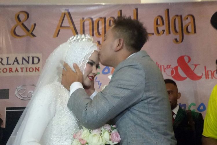 Vicky Prasetyo saat mencium kening Angel Lelga dalam resepsi pernikahan mereka di Ancol Beach City, Jakarta Utara, Sabtu (10/2/2018).