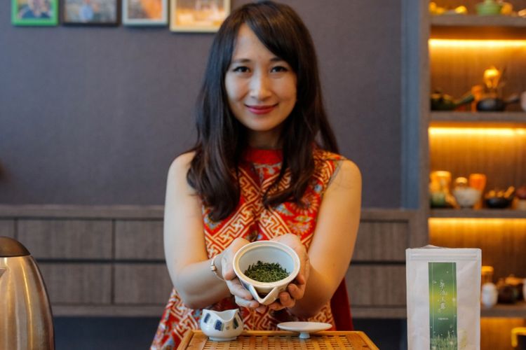Pakar teh, Ratna Somantri, menunjukan Gyokuro, teh hijau dari Jepang. 