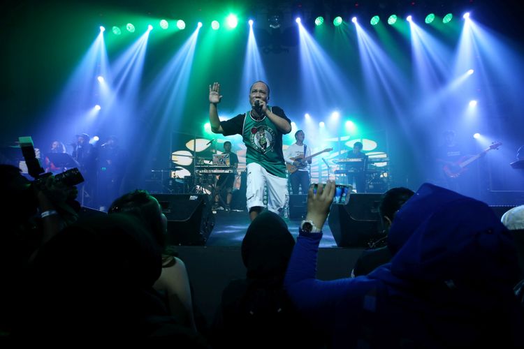 Penyanyi rap Iwa K menghibur penonton saat konsernya yang bertajuk Batman Kasarung di The Pallas, SCBD, Jakarta Selatan, Rabu (4/4/2018) malam. Konser Batman Kasarung merupakan perayaan 25 tahun Iwa K berkarya di industri musik Tanah Air. Ia menggandeng sejumlah penyanyi hip hop kenamaan Indonesia, di antaranya Sweet Martabak, NEO , Saykoji, Yacko, Ramengvrl, dan S.O. B.

