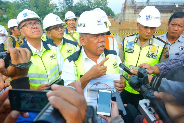 Menteri Pekerjaan Umum dan Perumahan Rakyat (PUPR) Basuki Hadimuljono saat meninjau pekerjaan konstruksi Tol Pemalang-Batang, Sabtu (14/4/2018).