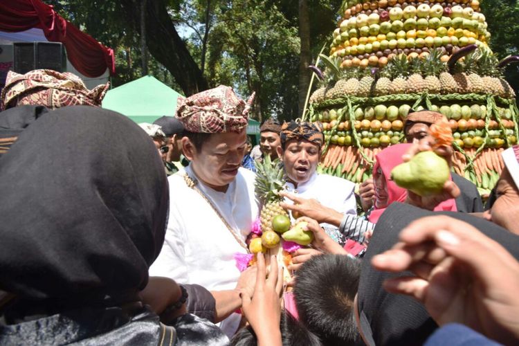 Cawagub Jabar Dedi Mulyadi mengikuti gelar budaya Ngikis di Situs Ciung Wanara, Kabupaten Ciamis (7/5/2018).