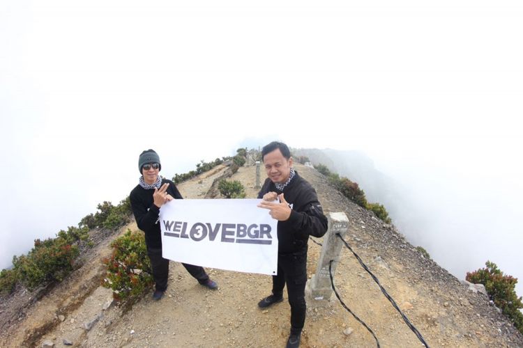 Calon Wali Kota dan Wakil Wali Kota Bogor, Bima Arya Sugiarto-Dedie Rachim, saat berfoto bersama sambil membentangkan spanduk bertuliskan WELOVEBGR saat menyusuri jalur pendakian menuju puncak Gunung Gede, Selasa (8/5/2018).