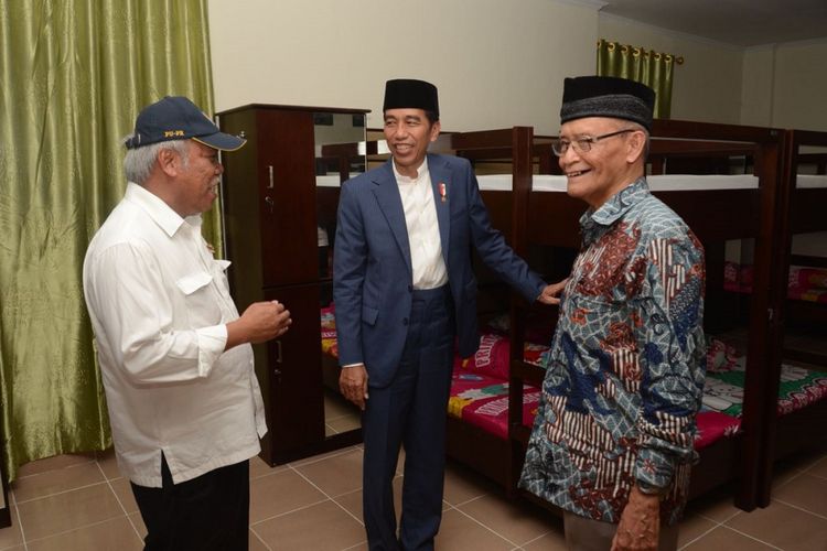 Presiden Joko Widodo meninjau kondisi kamar di rusun Pesantren Modern Terpadu Prof Hamka, Padang, dan memeriksa fasilitas yang tersedia. 
