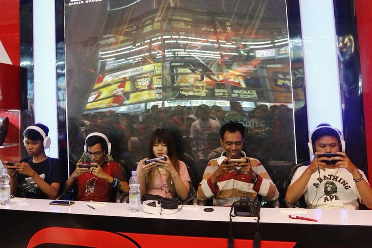 Kompetisi game mobile di booth Telkomsel di Jakarta Fair Kemayoran.