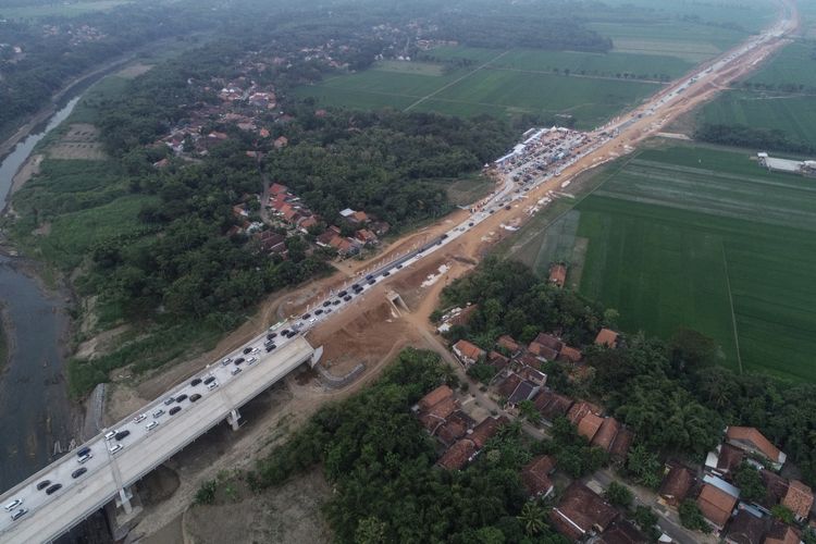 Foto udara kendaraan pemudik melintas di ruas Tol Pemalang-Batang, Jawa Tengah, Senin (11/6/2018). Jalan tol tersebut merupakan tol fungsional yang dibuka selama 24 jam hingga H+7 Lebaran.