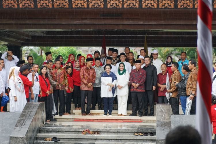 Ketua Umum DPP PDI Perjuangan Megawati Soekarnoputri bersama para petinggi dan kader partai berziarah ke makam Presiden pertama RI Soekarno di Blitar, Jawa Timur, Rabu (20/6/2018). Kegiatan ziarah tersebut merupakan bagian dari peringatan haul Soekarno ke-48.  Selain petinggi PDI-P, hadir pula Ketua Umum Pengurus Besar Nahdlatul Ulama (PBNU) Said Aqil Siradj.