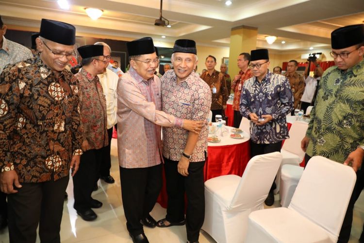 Wakil Presiden RI Jusuf Kalla berangkulan dengan Ketua Dewan Partai Amanat Nasional (PAN) Amien Rais di Gedung Pusat Dakwah Muhammadiyah, Jakarta, Rabu (4/7/2018).