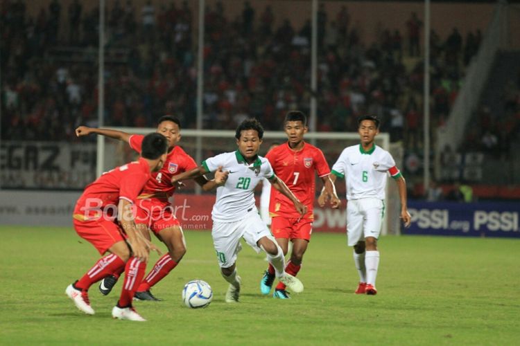 Aksi penyerang timnas U-16 Indonesia, Bagus Kahfi (20), saat menghadapi Myanmar pada Piala AFF U-16 di Stadion Gelora Delta Sidoarjo, Selasa (31/7/2018). 