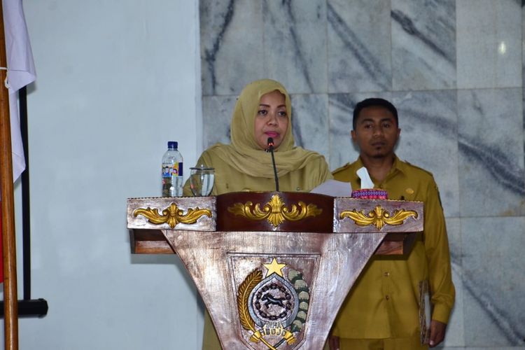 Bupati Bima, Indah Dhamayanti Putri menginstruksikan semua kepala OPD untuk menunjukkan kepedulian dengan membantu korban yang tertimpa bencana gempa bumi di Lombok, Nusa Tenggara Barat (NTB).