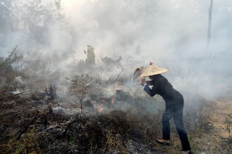 Bupati Kabupaten Landak, Karolin Margret Natasa saat berupaya memadamkan api yang membakar lahan di Kecamatan Mandor, Senin (20/8/2018)