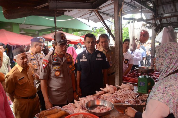 Suasana sidak harga sembako di pasar tradisional Pangkal Pinang yang digelar kepolisian dan TPID  Bangka Belitung, Senin (17/12/2018).