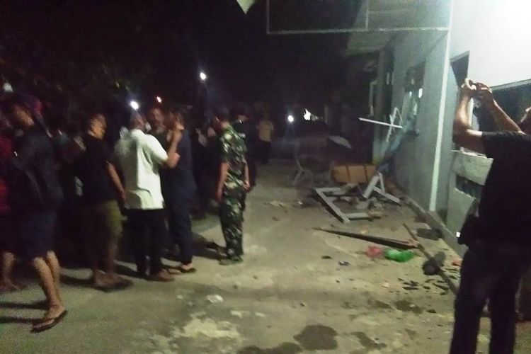 Massa memenuhi halaman Pos TNI AL di Desa Pusong Lama, Kecamatan Banda Sakti, Kota Lhokseumawe, Aceh, Rabu (17/4/2019) malam