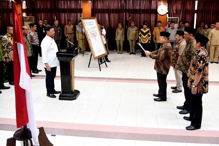 Menko Polhukam Wiranto (kiri) menyaksikan pembacaan ikrar setia kepada Pancasila, UUD 45, NKRI dan Bhineka Tunggal Ika di Jakarta, Selasa (13/08/2019). Sebanyak 14 orang Keluarga Besar Harokah Islam Indonesia, mantan anggota Darul Islam/Tentara Islam Indonesia (DI/TII) dan mantan anggota Negara Islam Indonesia (NII) mengikuti pembacaan ikrar setia tersebut. ANTARA FOTO/Akbar Nugroho Gumay/nz.