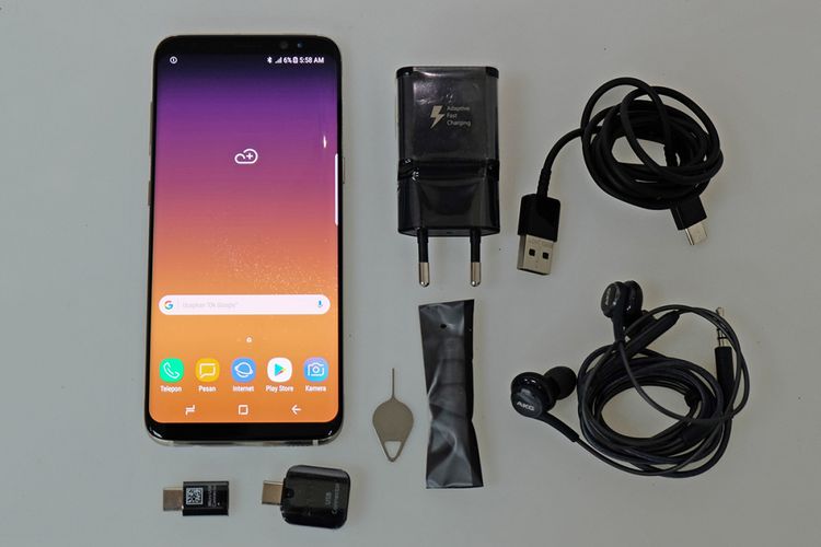 Samsung Galaxy S8 beserta aksesori pendukungnya dalam paket pembelian.