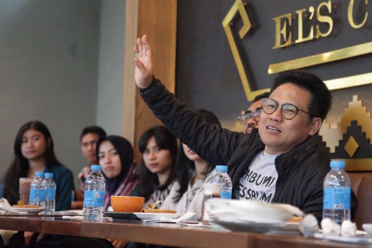 Ketua Umum PKB Muhaimin Iskandar berdiskusi dengan sejumlah mahasiswa di Lampung, Sabtu (11/11/2017)