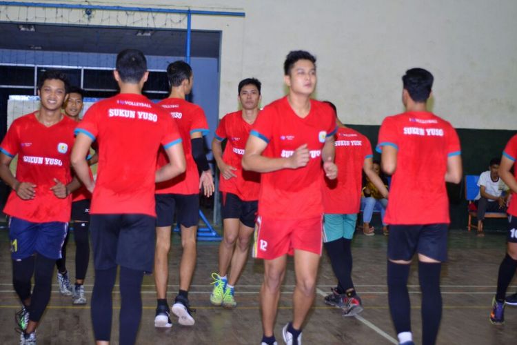 Para pemain tim putra Sukun Yuso Gunadharma saat berlatih untuk persiapan menghadapi Liga Bola Voli (Livoli) Divisi Utama 2017 