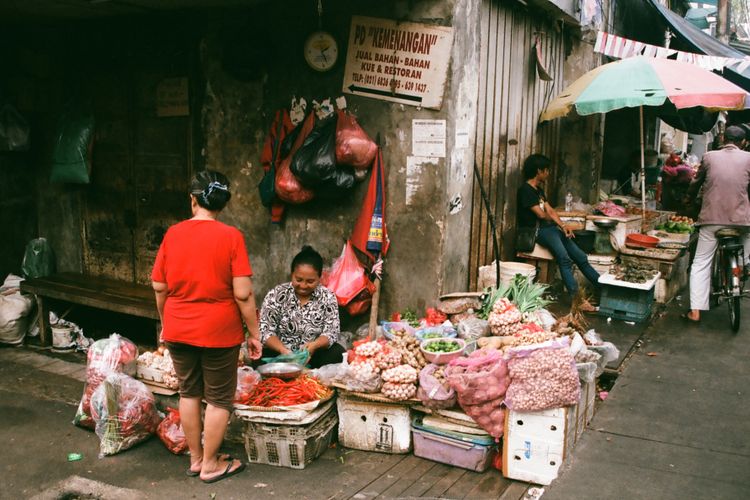 Pedagang sayur di Pasar Petak Sembilan, Glodok, Jakarta Barat. Glodok sebagai kawasan pecinan sebenarnya sudah eksis sejak lama, bahkan sejak zaman penjajahan Belanda. Foto dipotret menggunakan kamera analog dengan film 