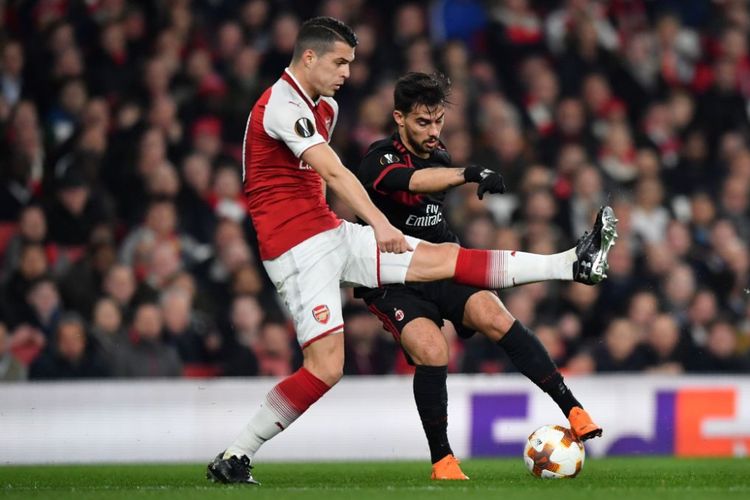 Granit Xhaka dan Suso berduel memperebutkan bola ketika Arsenal menjamu AC Milan pada pertandingan babak 16 besar Liga Europa di Stadion Emirates, Kamis (15/3/2018). 