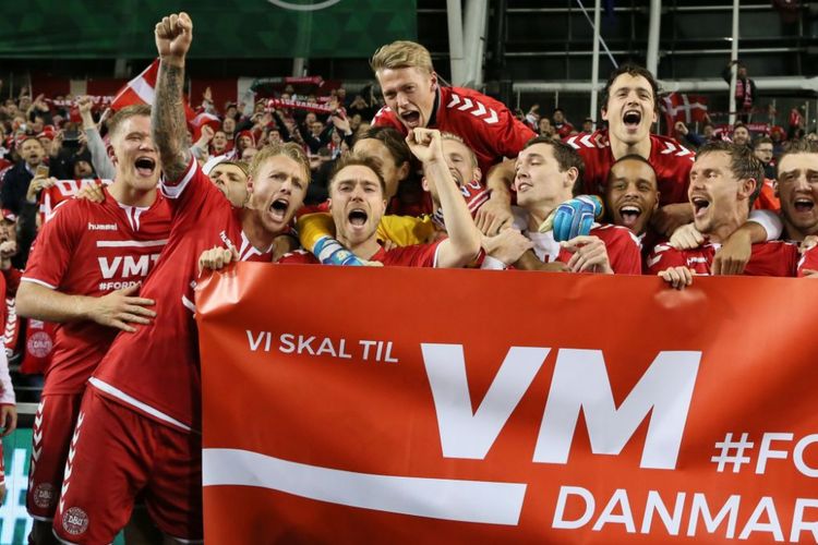 Christian Eriksen dkk merayakan keberhasilan Denmark lolos ke Piala Dunia 2018 seusai menyisihkan Irlandia di Dublin, 14 November 2018. 