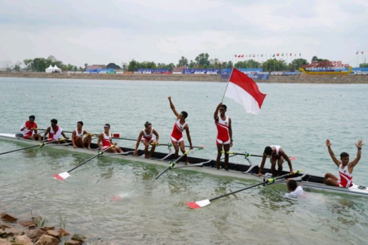 Indonesia akhirnya meraih medali emas dari nomor rowing delapan pedayung kelas ringan putra (LW8+) dalam pertandingan final di lintasan Danau Jakabaring, Palembang, Jumat (24/8/2018). Emas disumbangkan oleh pedayung Ali Buton, Ujang Hasbulloh Ferdiansyah, Ardi Isadi, Ihram, Tanzil Hadid, Muhad Yakin, Rio R Darmawan dan Jefri Ardiant